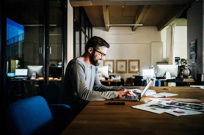 Como conciliar empreendedorismo com um emprego integral