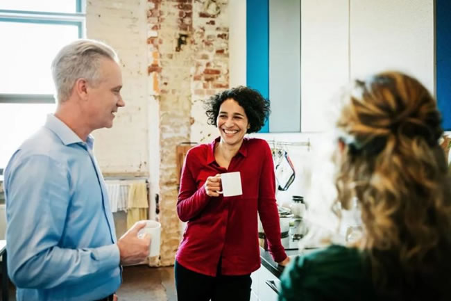 "Coffee badging": profissionais usam "momento cafezinho" para resistir ao presencial