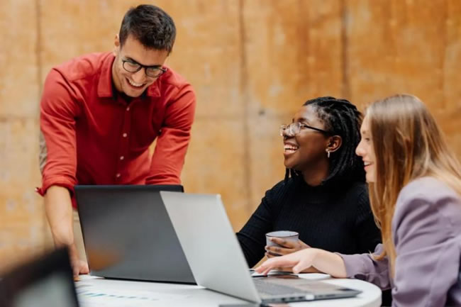 10 hbitos para ser feliz no trabalho e em qualquer lugar, segundo pesquisas