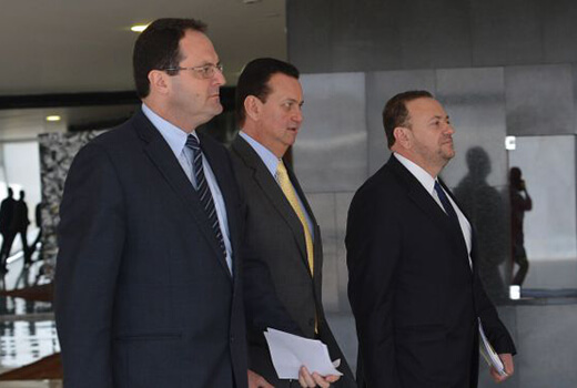 Os ministros Barbosa, Kassab e Edinho, aps reunio no Planalto.